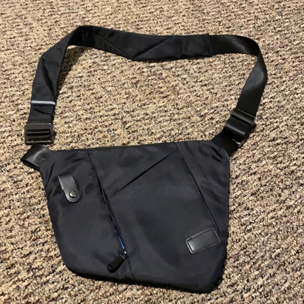 Essentials Sling bag